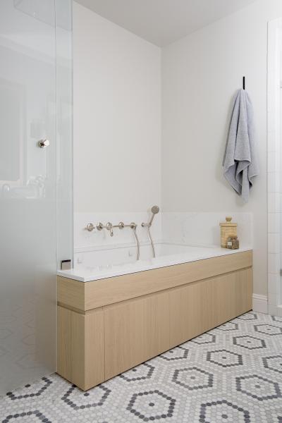 Residential A Traditional/Transitional Bathroom